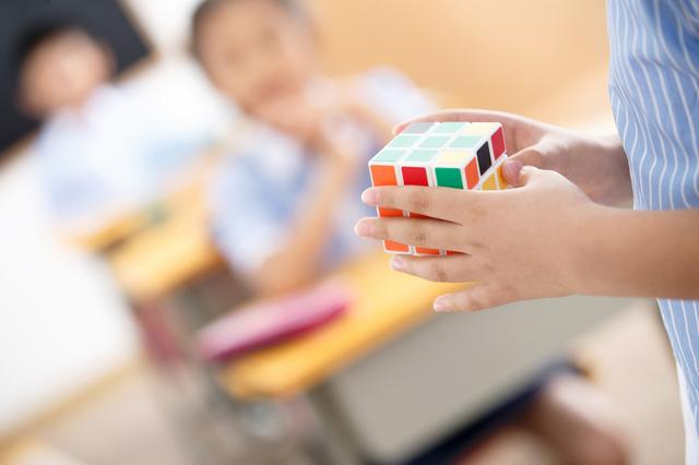 西班牙巴塞罗那大学本科学费一年多少钱？